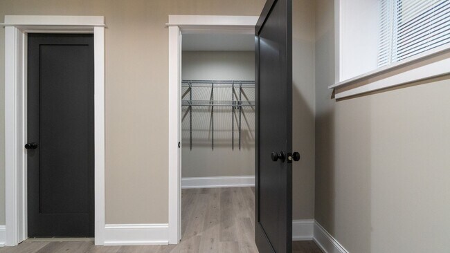 Building Photo - Contemporary 2-Bed, 2-Bath Garden Apartment in Uptown – Move-In Ready!