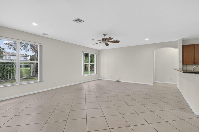 Building Photo - 9479 Sedgewood Dr