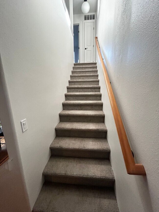 Building Photo - Charming 3-Bedroom home with 2 car garage in Prime Location