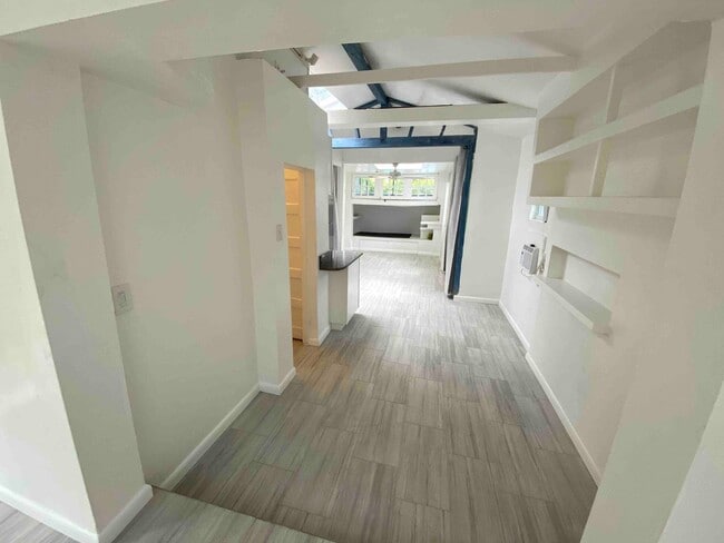 Building Photo - Beautiful large studio 2 blocks from the beach