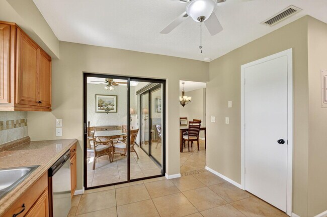 Building Photo - 4677 Robinwood Cir