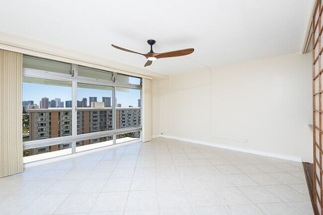 Building Photo - Centrally Located Queen Emma Gardens,