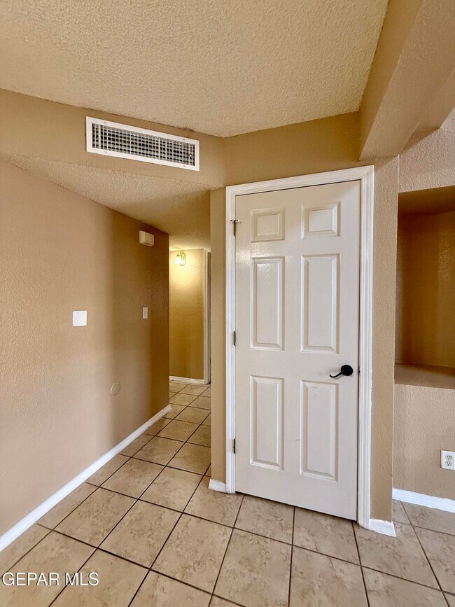 Building Photo - 3401 Tierra Zafiro Dr
