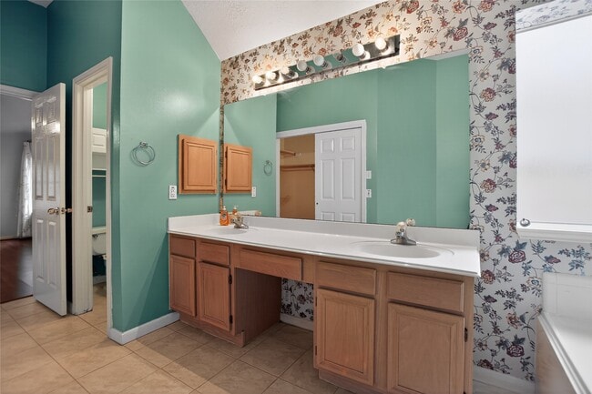 Building Photo - 12530 Meadowglen Dr