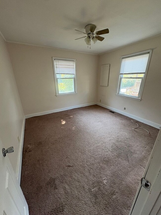 Building Photo - Move in special! First month's rent half o...