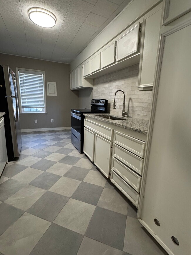 Building Photo - Pre-Leasing for Summer/Fall 2026!!