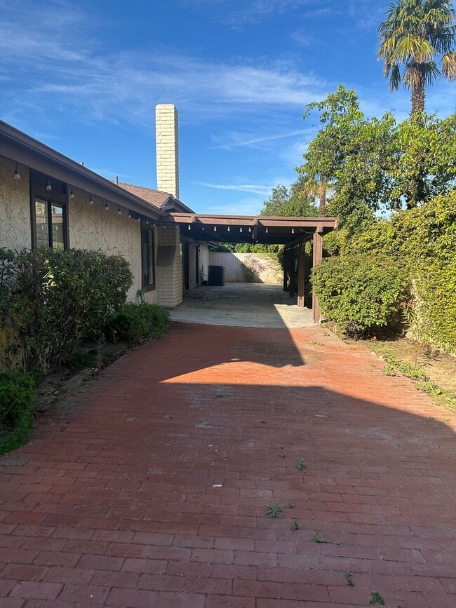 Building Photo - JUST LISTED! Single-Story Condo