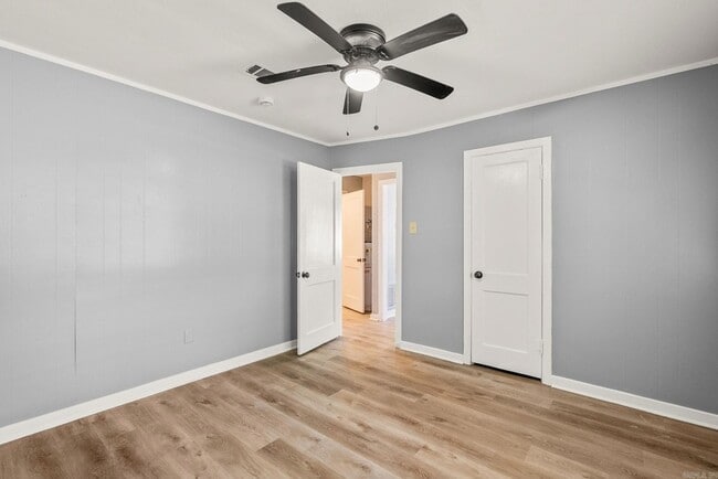 Building Photo - 713 Oakwood