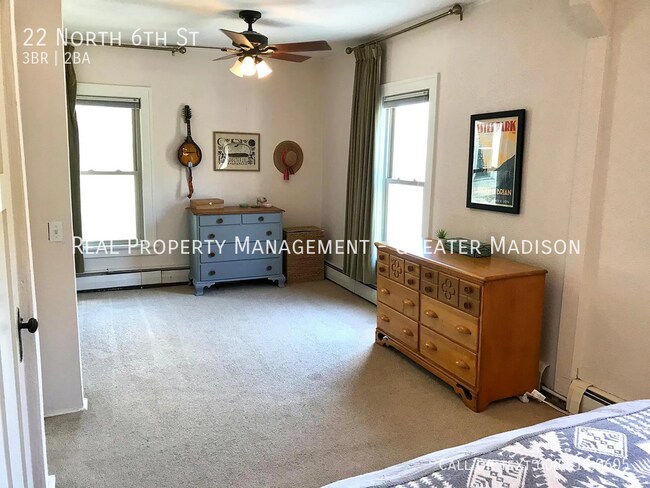 Building Photo - Updated 3 bedroom plus Den house near East...