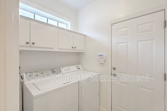 Building Photo - 1485 Oakhurst Dr