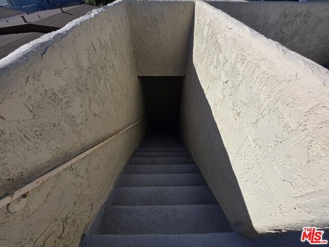 Building Photo - 517 N Francisca Ave