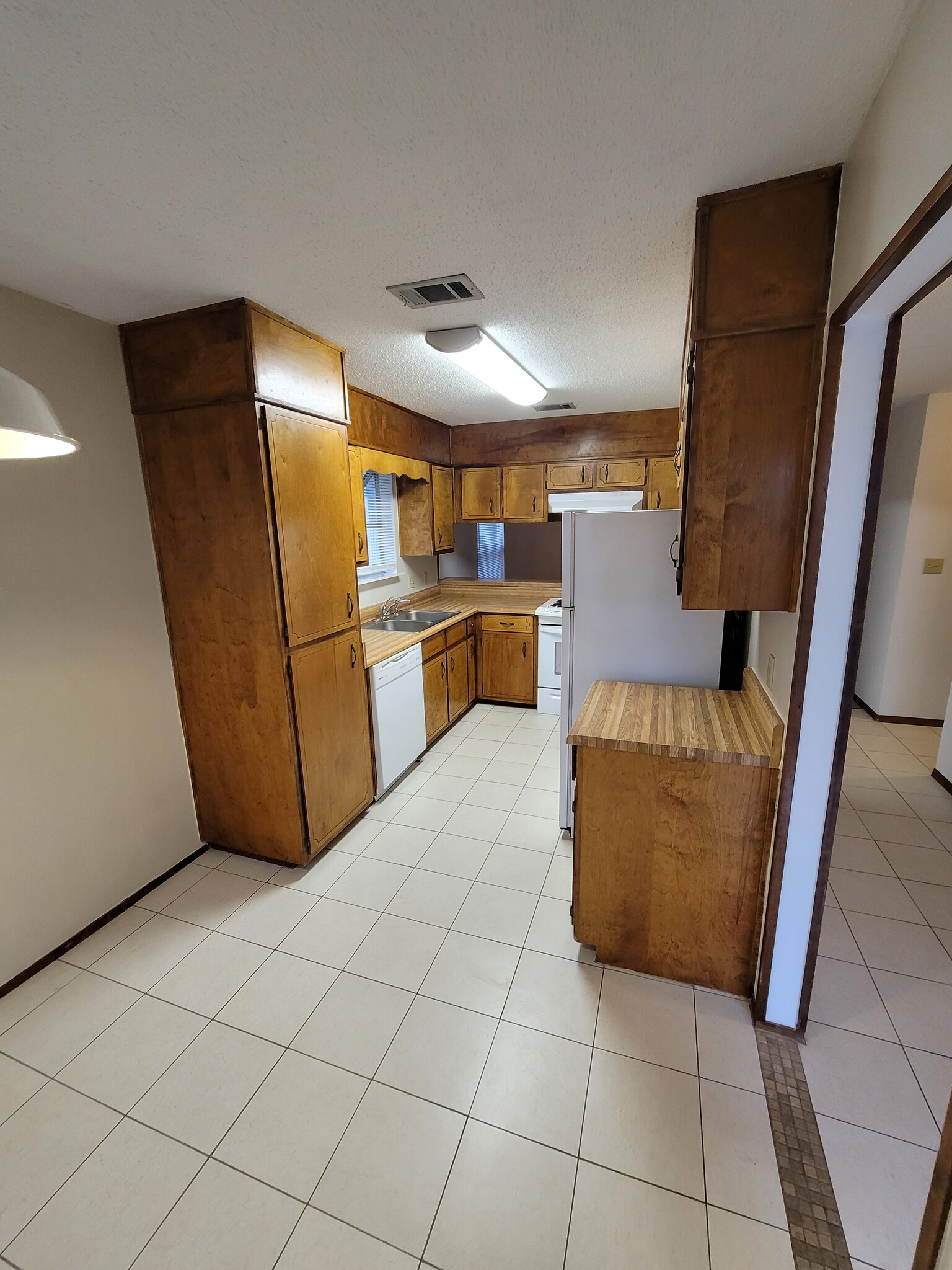 Building Photo - 1500 E Johnson Ave