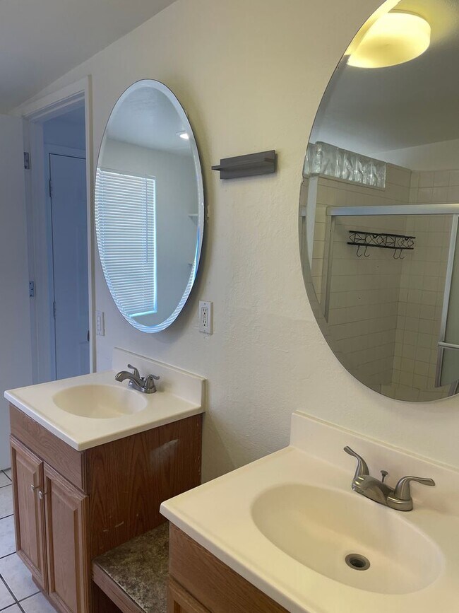 Building Photo - Lovely 4 Bedroom 2 Bath Home on Southwest ...