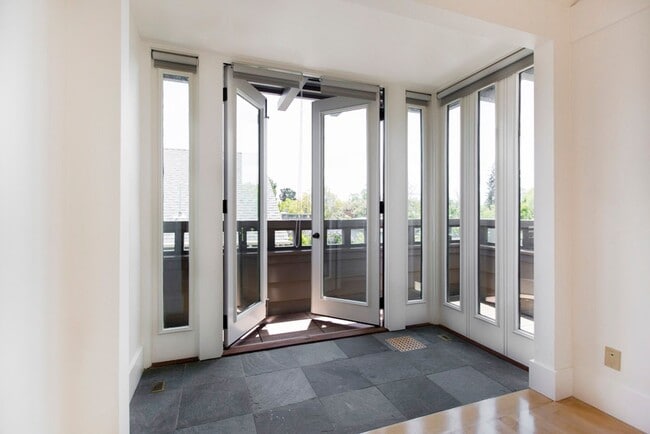 Building Photo - Sunny Apartment in Elmwood Neighborhood