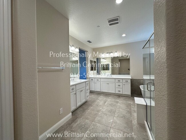 Building Photo - Stunning All Single Story 3 Bedroom, 2.5 B...