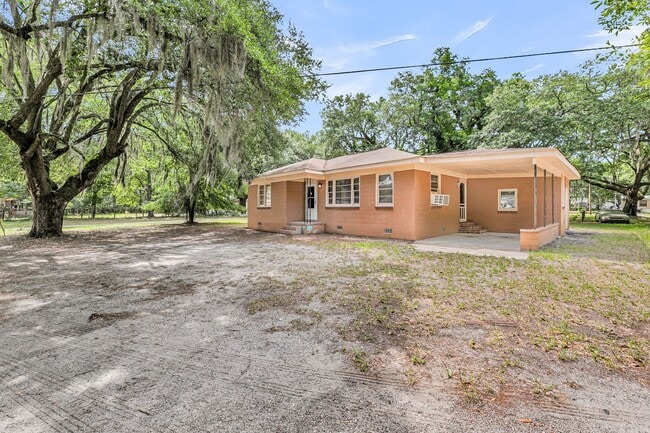 Building Photo - Quiet Coastal Home
