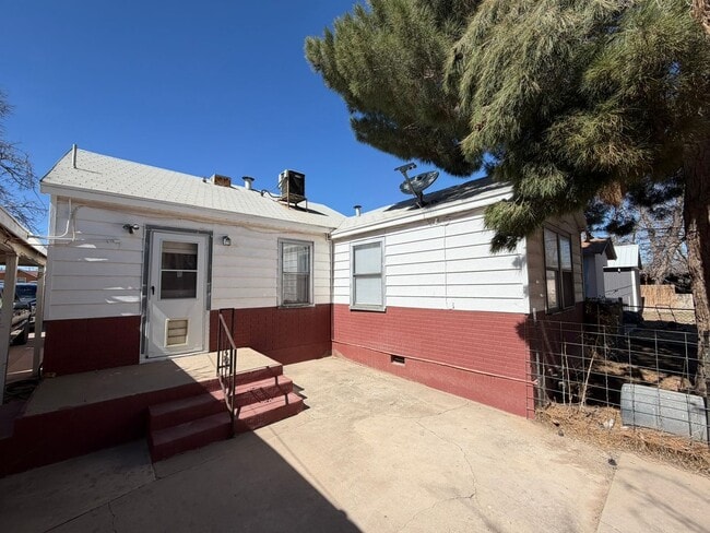 Building Photo - 3 Bed 1 Bath Home