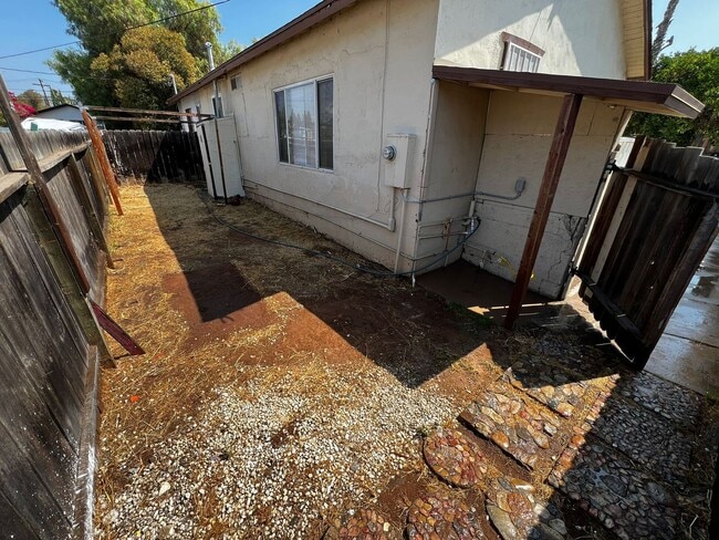 Building Photo - 2BR 1 BA Unit- Nice Yard and Carport, Remo...