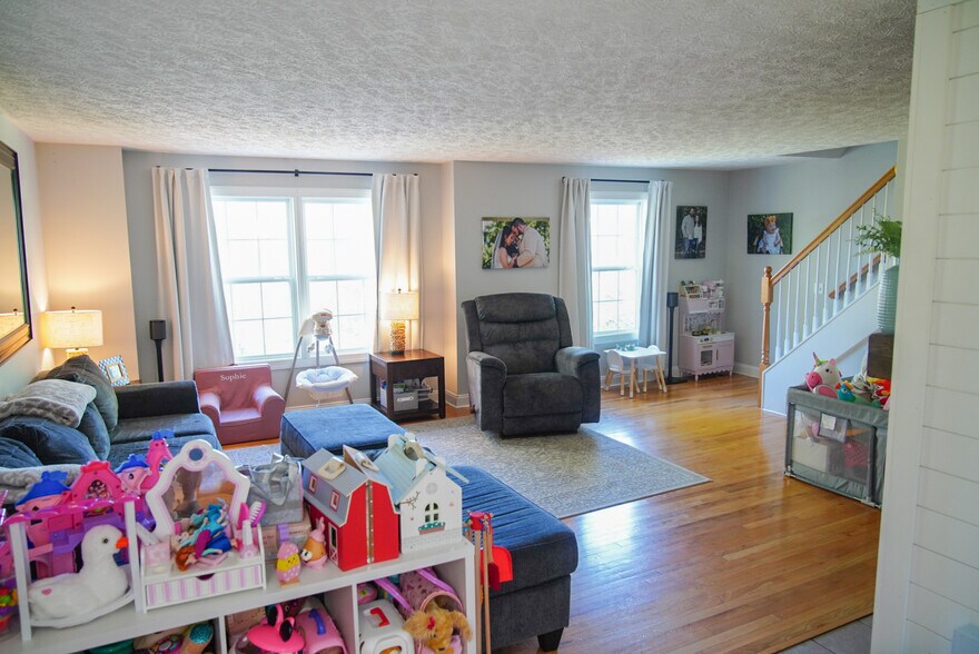 Building Photo - 720 Oaktree Blvd