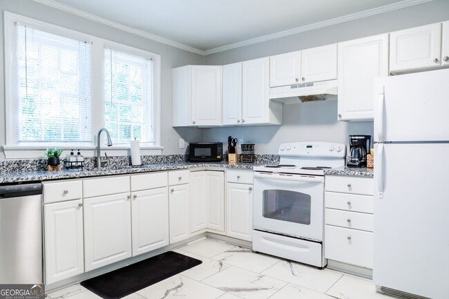 Building Photo - 111 E Screven St