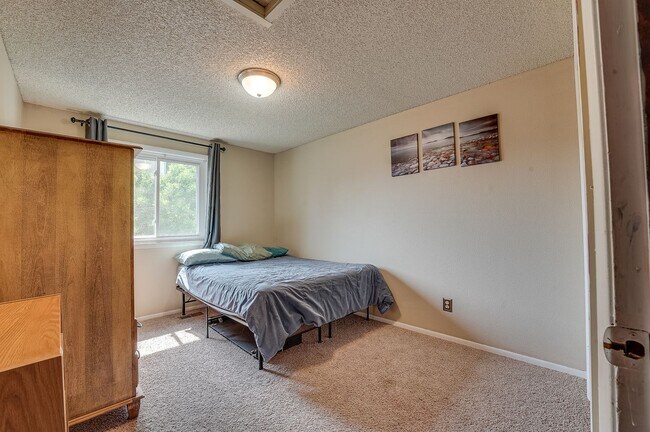 Building Photo - 3 bed, 2 bath Tri-Level in Brown Farm Subdivision