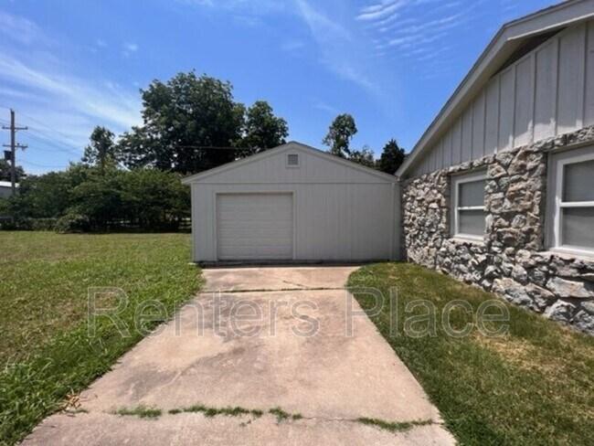 Building Photo - 5746 S Rockford Ave