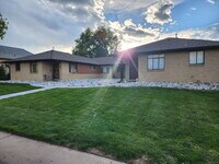 Building Photo - Charming 2 Bed 1 Bath in Park Hill!