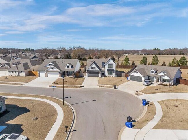 Building Photo - Stunning 4 Bed 3 Bath Broken Arrow Gem