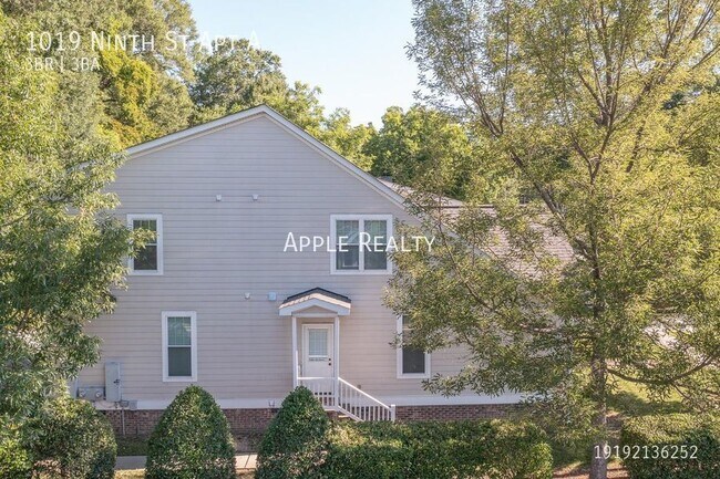 Building Photo - 1019-A Ninth St - Available Now!