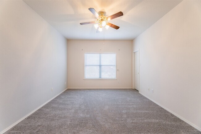 Building Photo - 8417 Robertson Dr