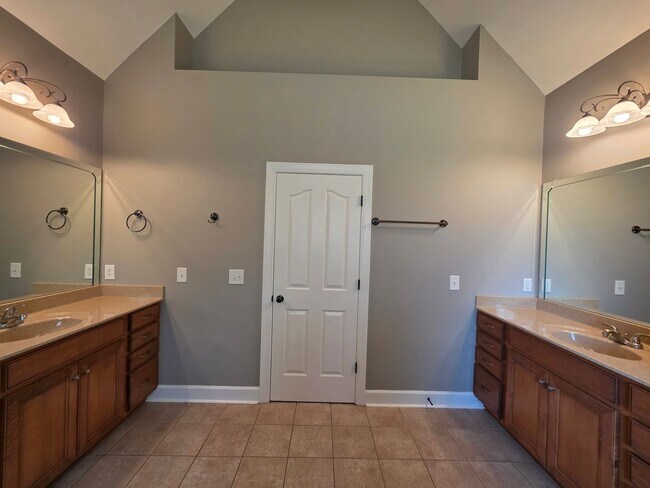 Building Photo - Holiday SPECIAL!! $500 OFF Your Move-In Co...