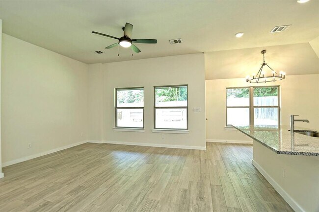 Building Photo - 10620 W Lakeview Dr