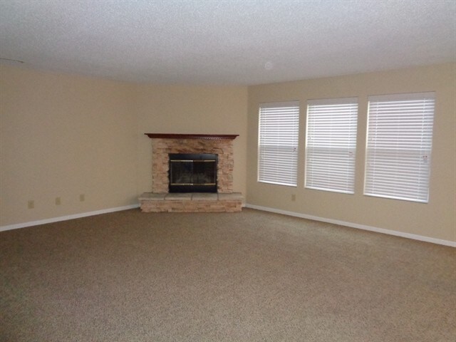 Building Photo - 626 Hickory Pine Dr