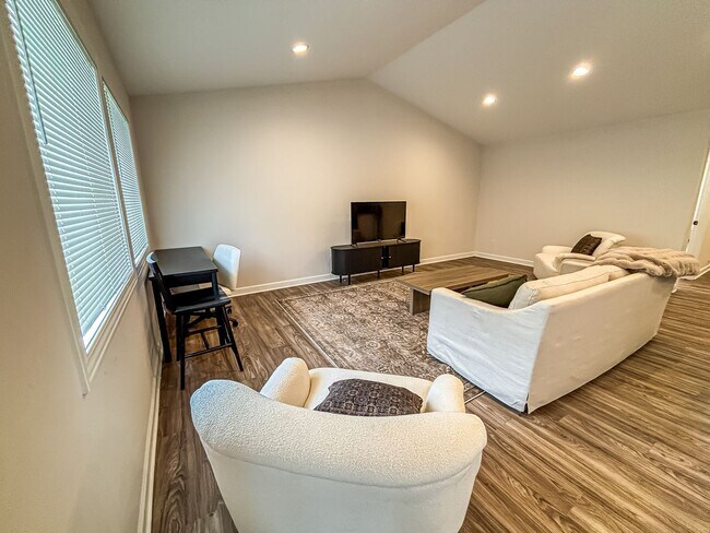 Building Photo - 3 Bedroom Town Home