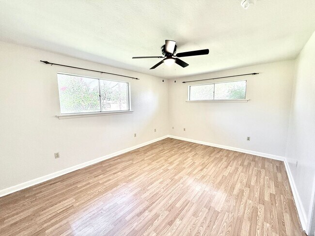 Building Photo - 325 Marilyn Dr