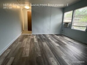 Building Photo - 10718 SW Sandalfoot Blvd