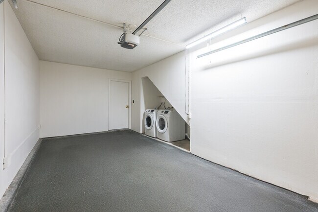 Building Photo - 734 Claraday St