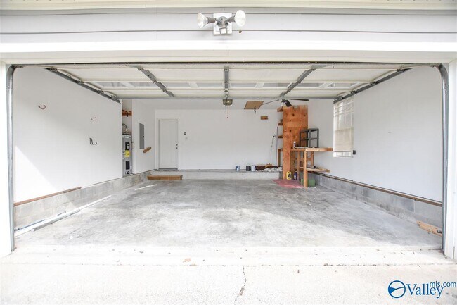 Building Photo - 2542 Bonnie Oaks Dr SW