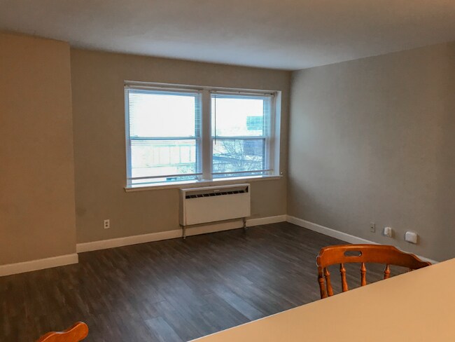 Building Photo - 1041 E Knapp St