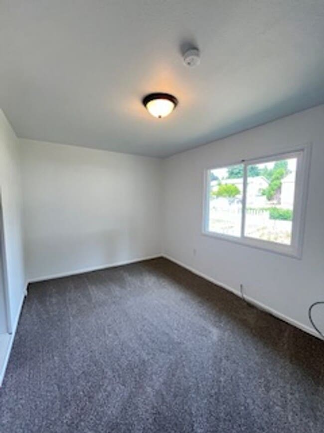 Building Photo - 215 Elm St