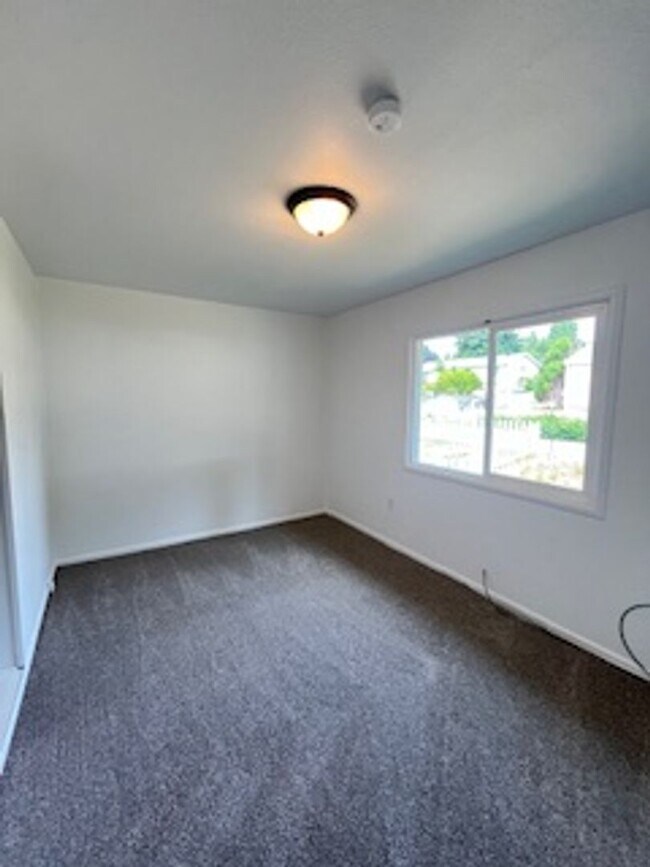 Building Photo - Elm Duplex