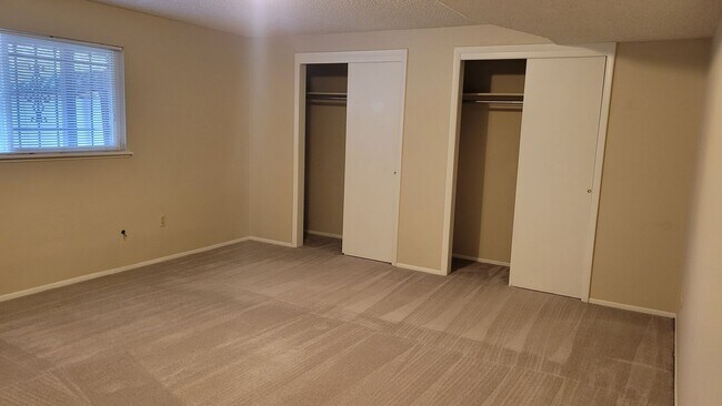 Building Photo - 4 Bed 2.5 Bath with A/C - Available Now!