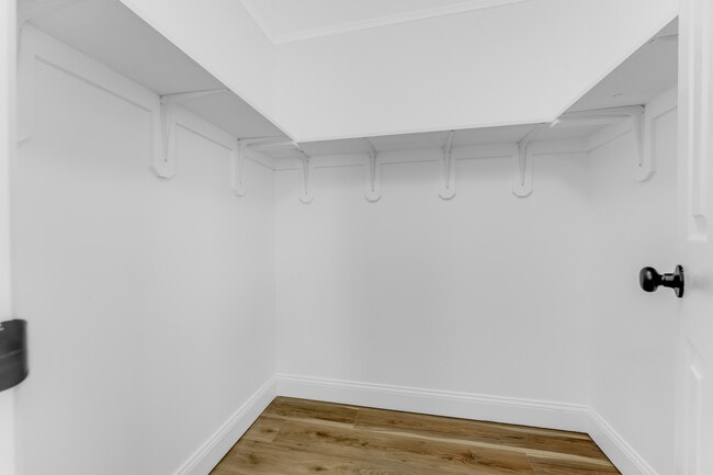 Building Photo - 702 E Park Ave