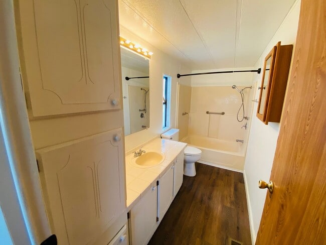 Building Photo - Cute Country Home on 1 Acre!