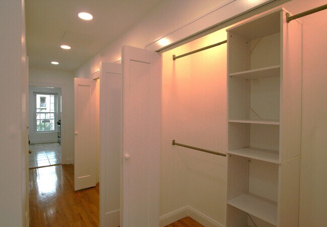 Building Photo - 142 Sussex St