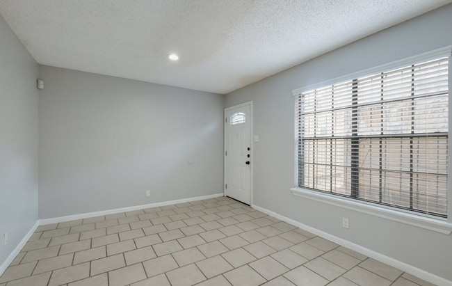 Building Photo - 5806 Rue Royale