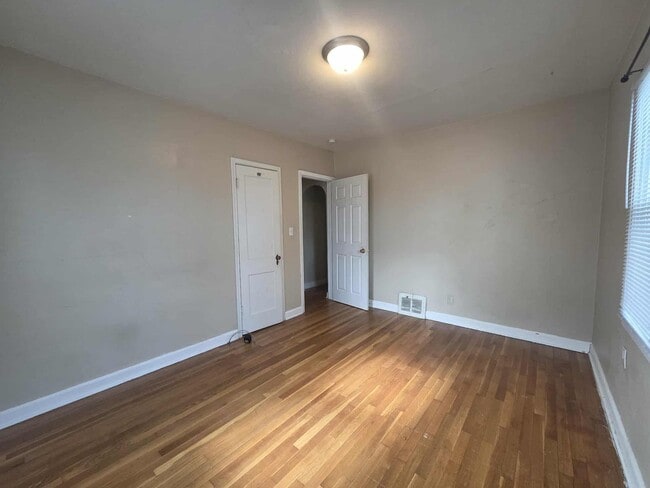 Building Photo - Spacious home for rent!