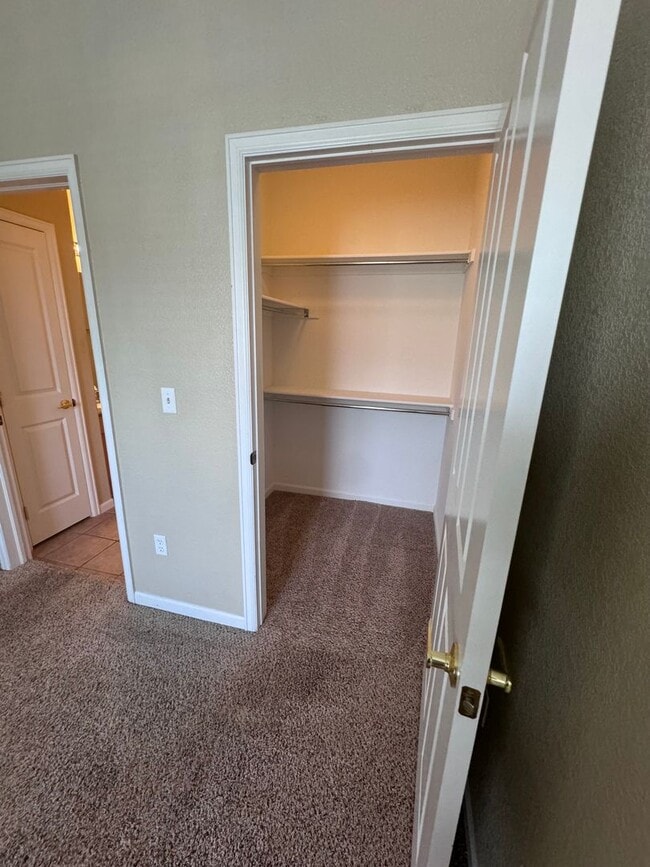 Building Photo - July 1st Move in! Top Floor 2 Bed / 2 Bath...