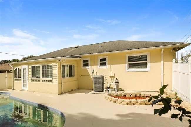 Building Photo - 7000 Watseka Ave