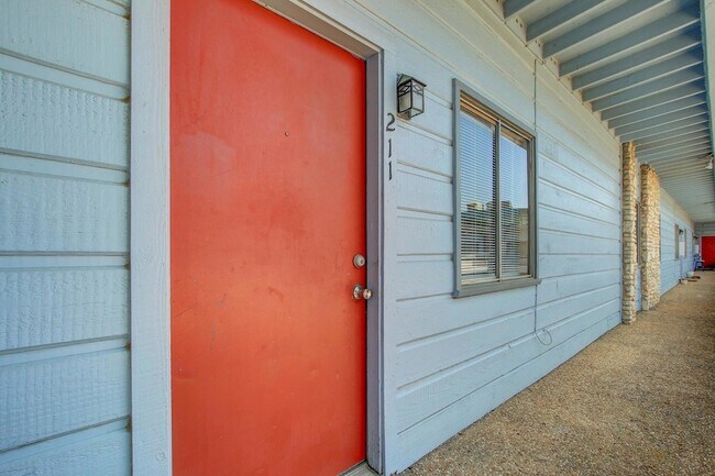 Building Photo - 2408 Longview St